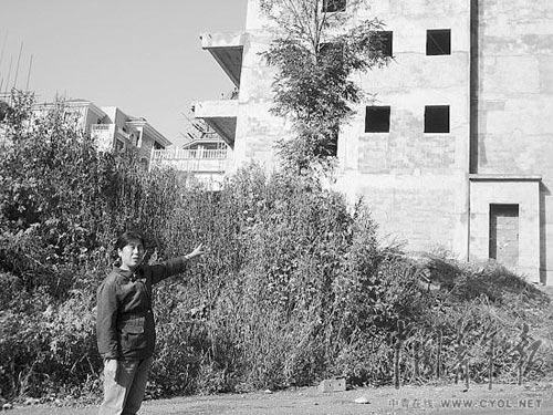 张剑的母亲白艳娇说,她家的房子被拆迁后,开发商盖起了别墅。本报记者 宋广辉摄