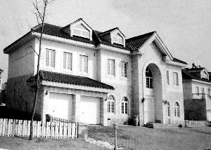 城管称此图为群众指认与李天龙家的别墅原结构相同。海淀城管供图